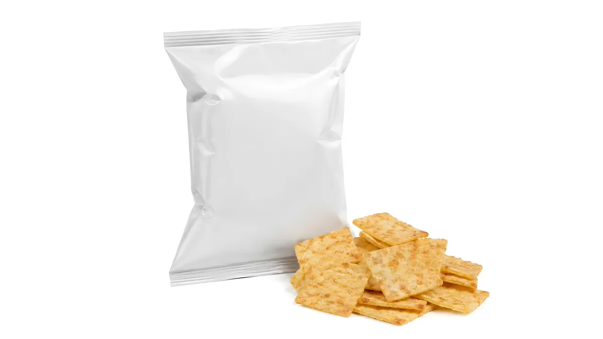Cracker-Snack mit weißer Verpackung auf weißem Hintergrund