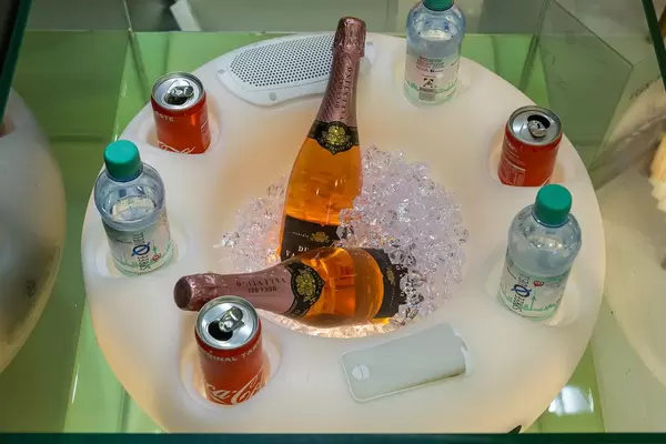 Cre-Nordic Outdoor Kühltisch von OdaoO mit Eisbehälter für kalte Drinks und Sektflaschen