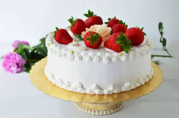 Cream cake with strawberries (dt. Sahnekuchen)