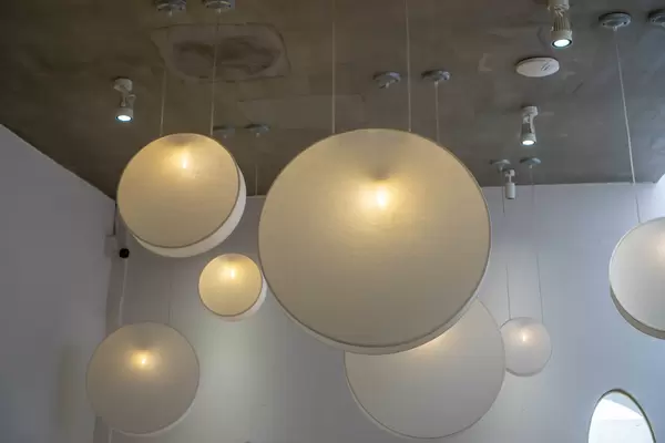 Creative Flat Round Paper Ceiling Lamps in different Sizes inside a Cafe