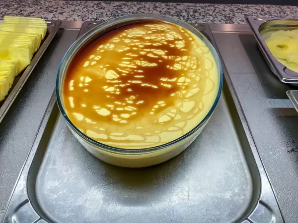 Creme Brulee in einer großen Auflaufschale an einem Buffet auf Mallorca