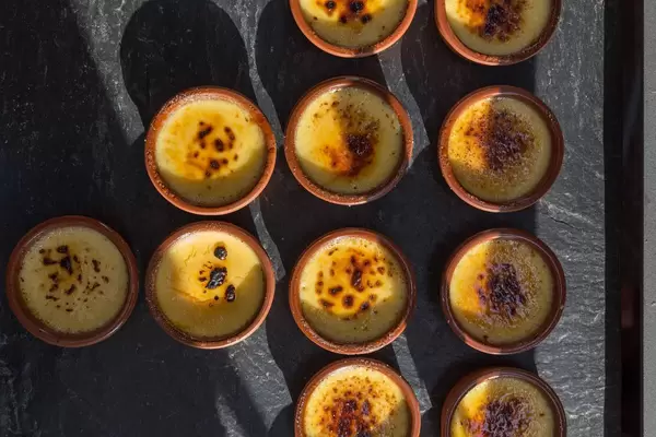 Creme brulee in small ceramic pots - top view