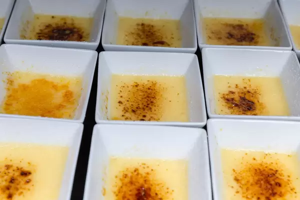 Creme Brulee in viereckigen Schälchen