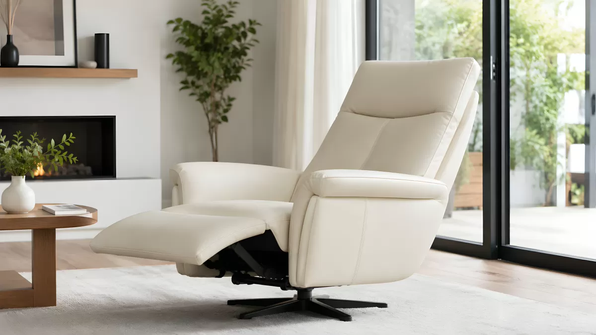 Cremefarbener Leder-Relaxsessel im modernen Wohnzimmer