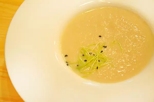 Cremesuppe mit geschmolzenem Käse