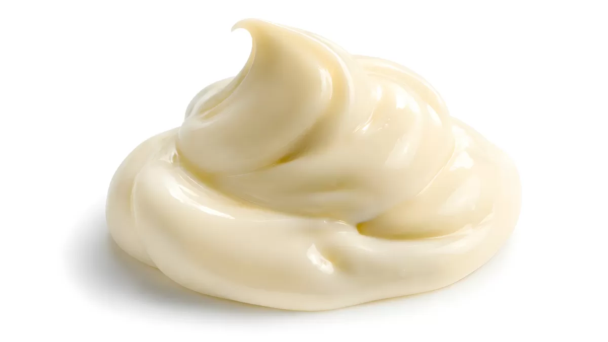 Cremige Mayonnaise in verführerischer Schwungform