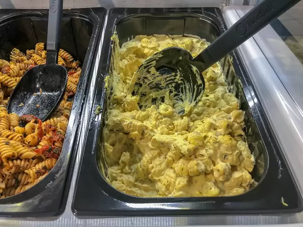 Cremiger Nudelsalat mit Curry, Mayonnaise, Kurkuma-Gewürz, Fenchel, Cayennepfeffer und Kreuzkümmel, von der kultigen High-Tech-Salatbar PicaDeli