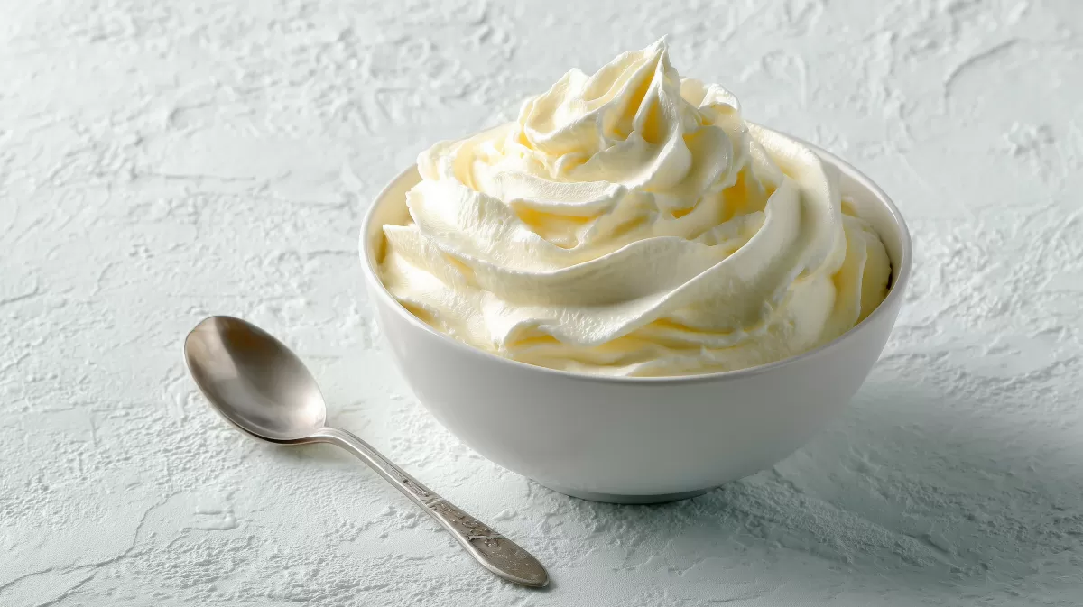 Cremiger Vanille-Sahne-Nachtisch in weißer Schüssel