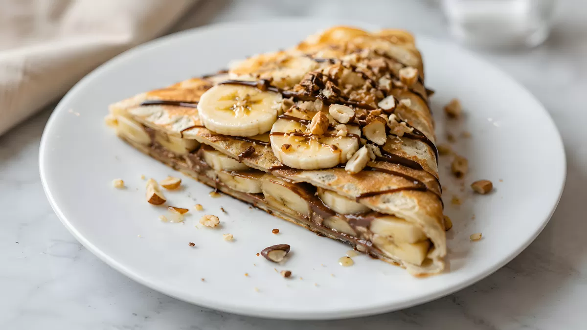 Crêpe mit Bananen, Nutella und gehackten Nüssen