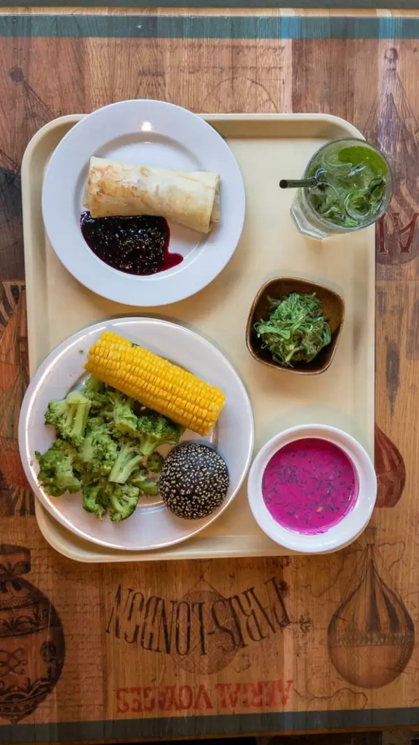 Crêpe mit Preiselbeersauce, gedünsteter Brokkoli und Mais, Swekolnik, Chuka Algen-Salat und Wasser mit Minze