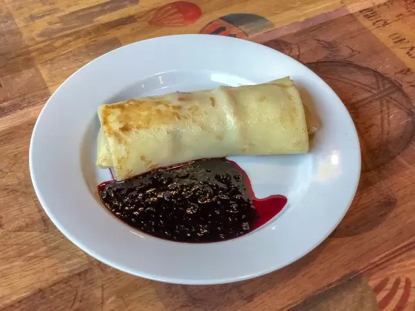 Crêpe with cranberry sauce