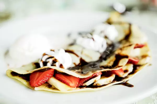 Crepes mit Erdbeeren, Sahne und Schokoladensoße
