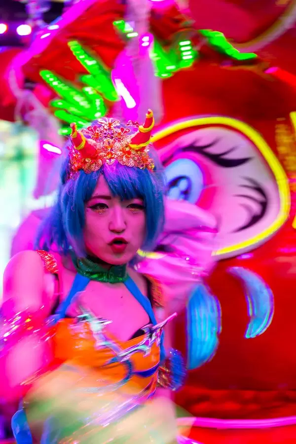 Crewmitglied im Robot Restaurant in Shinnjuku, Tokyo