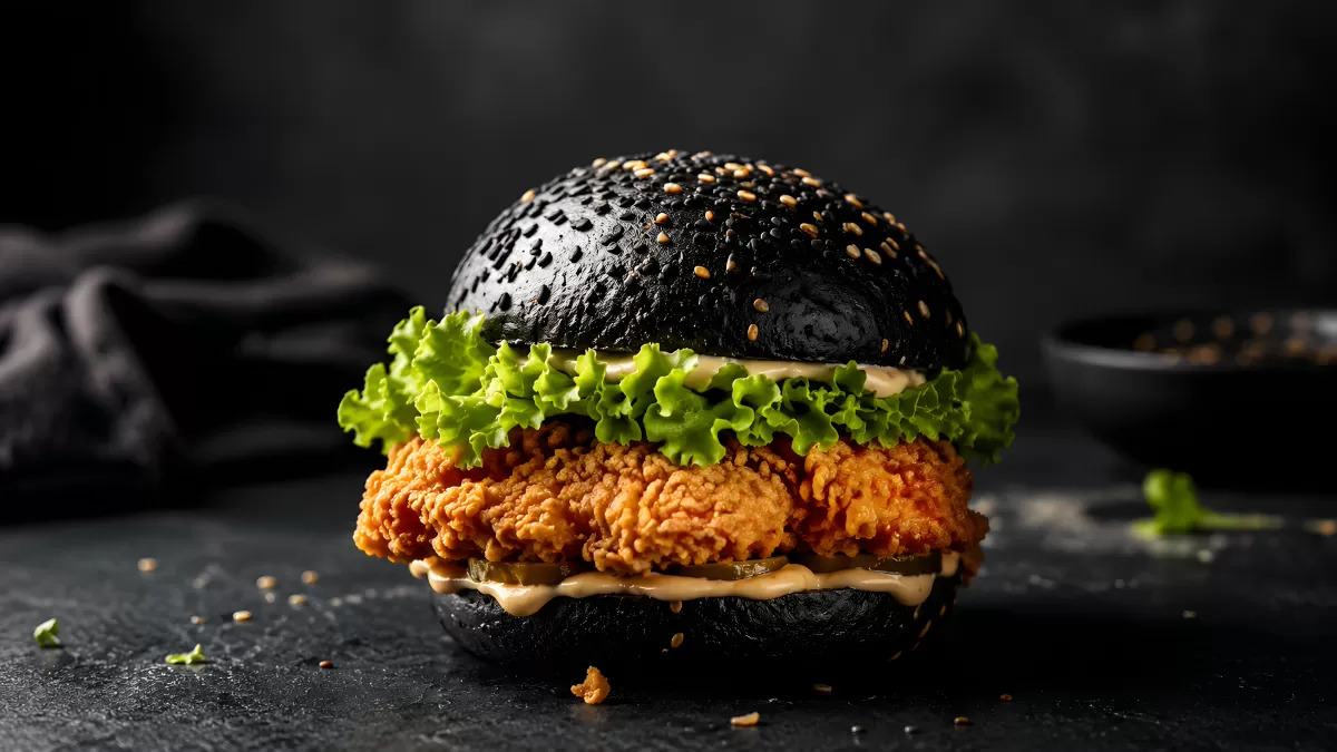 Crispy Chicken Burger mit schwarzem Sesambrötchen