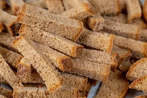 Crispy rusk from black bread