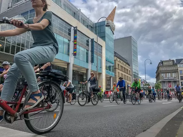 Critical Mass Teilnehmer am Neumarkt in Köln machen auf den Fahrradverkehr in Innenstädten aufmerksam
