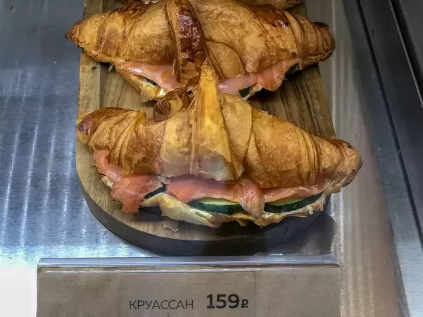 Croissant-Sandwiches mit Lachs und Gurke