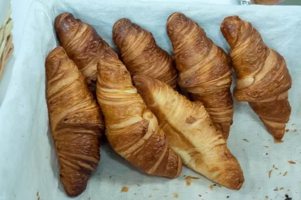 Croissants in einem geflochtenen Korb
