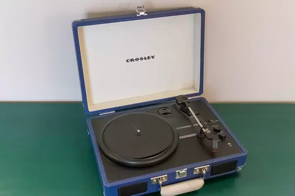 Crosley blauer tragbarer Schallplattenspieler im Jams Music & Design Hotel in München