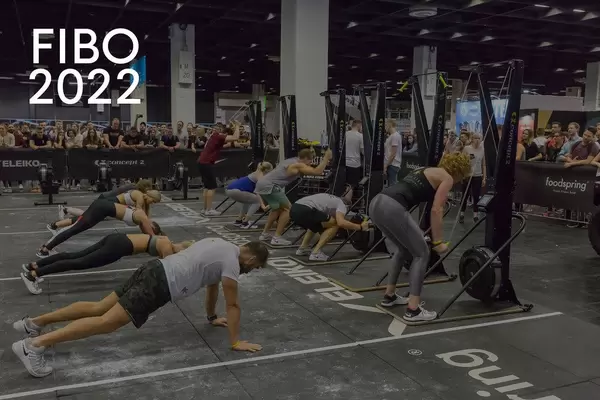 Crossfit Zirkel Training mit Zuschauern  und dem Bildtitel "Fibo 2022"