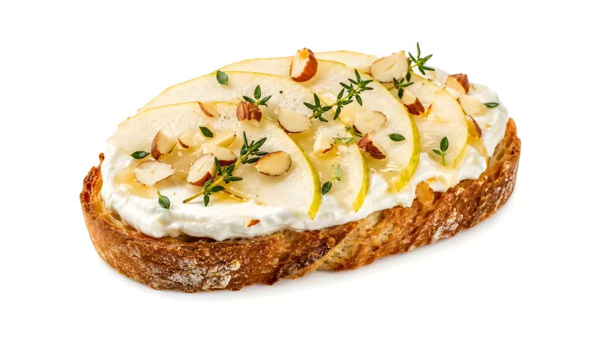 Crostini mit Ricotta, Birnenscheiben und Mandeln
