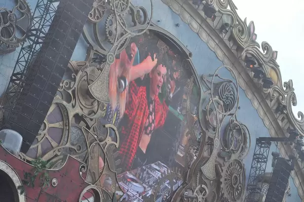 Crowd cam feed on the main stage - Tomorrowland music festival 2014