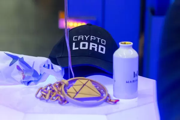 Crypto Lord Kappe und ein Cosplay Amulett auf der Gamescom 2018