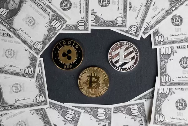 Cryptocurrencies with US dollar banknotes