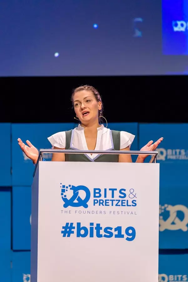 CSU-MItglied Judith Gerlach am Rednerpult auf der Bühne, um über Führungspositionen von Frauen in der Digitalbranche zu sprechen