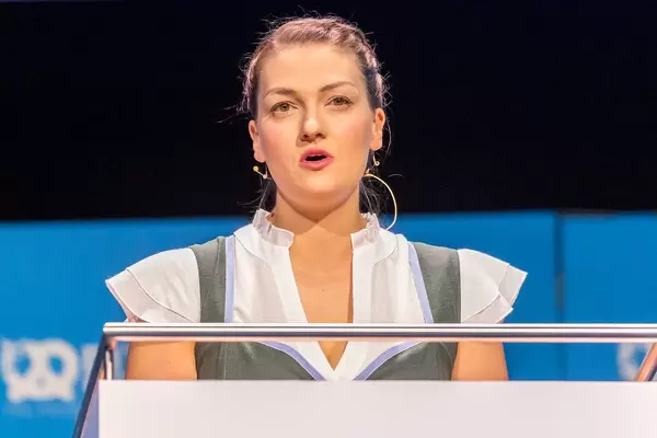 CSU-Politikerin Judith Gerlach steht im Dirndl am Rednerpult auf der Bühne der Startup-Messe in München