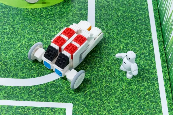 Cubroid-Roboter aus Coding-Blocks, auf einer Spielwiese