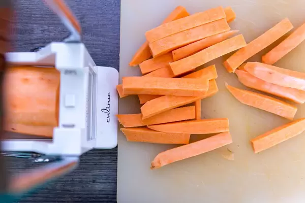 Culina Pommesschneider verarbeitet Süßkartoffeln in Sticks