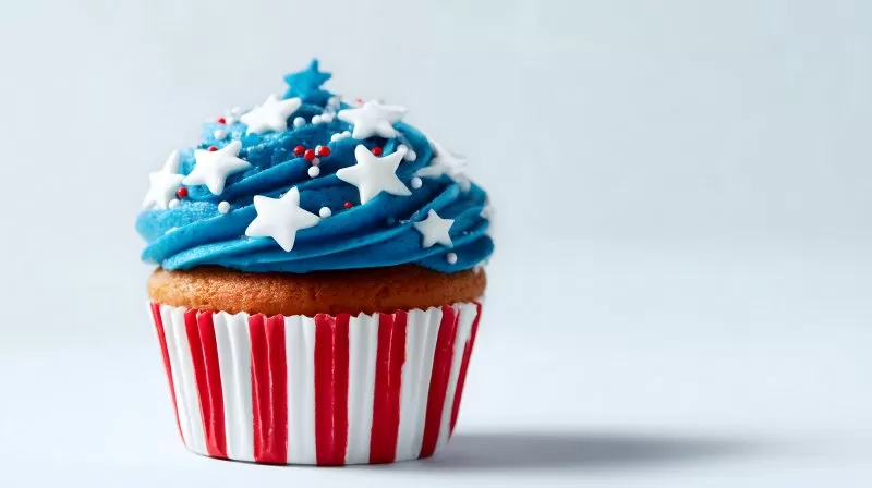 Cupcake mit blauer Creme und weißen Sternen im USA-Streifenförmchen