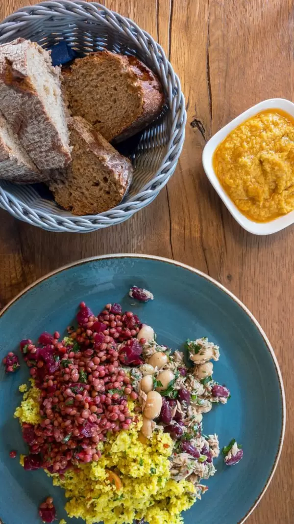 Curry Couscous, Rote Beete, Bohnen und Thunfisch mit gelbem Hummus und Brot
