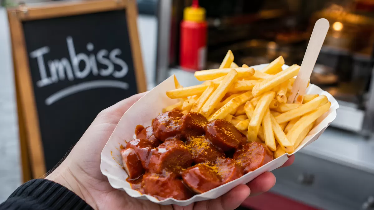 Currywurst mit Pommes frites vom Berliner Imbiss