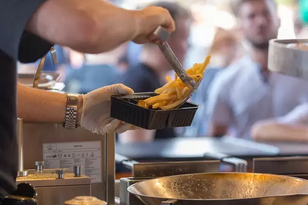 Currywurst-Pommes auf der Gamescom