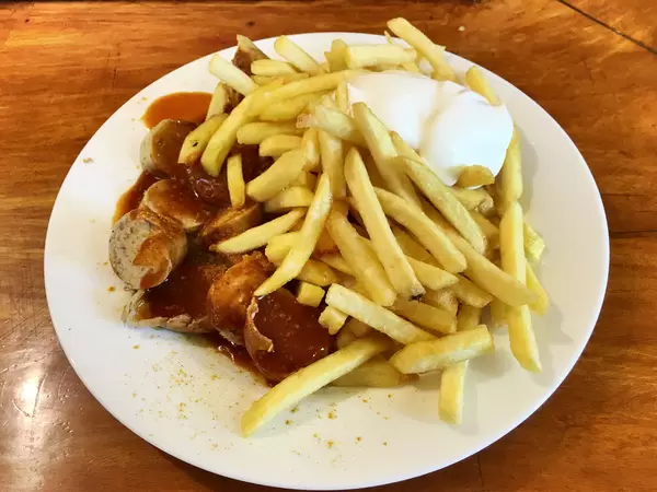 Currywurst-Pommes-Majo