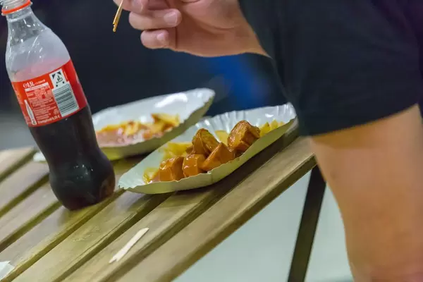 Currywurst und Cola, der Fastfood-Klassiker auf Messen