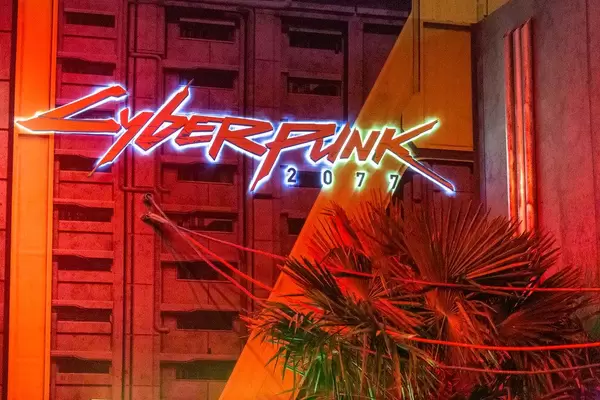 Cyberpunk 2077 Kulisse in rotem Licht und beleuchteter Schriftzug