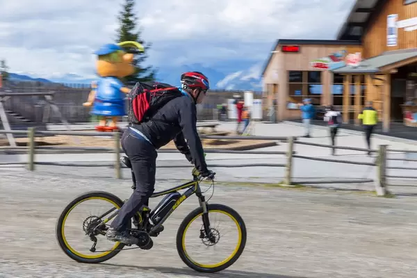 Cyclist on a KTM Bark 40 bicycle in e-bike version at the Wiedersbergerhornbahn top station in Alpbach