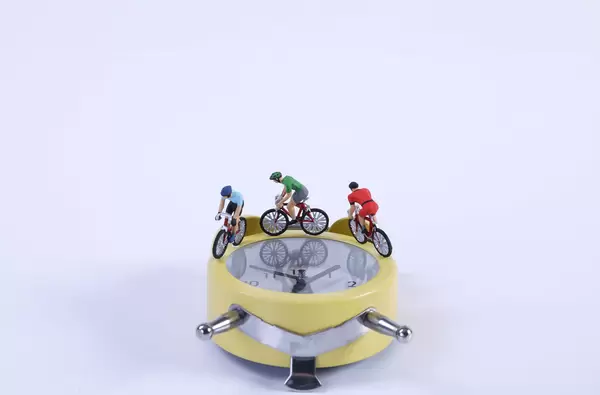 Cyclists on a yellow alarm clock