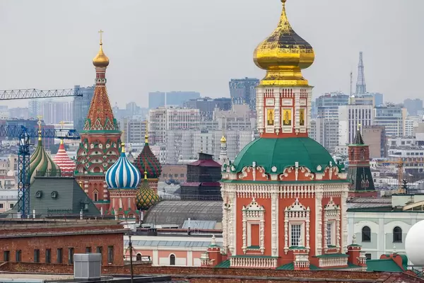 Dächer der Gebäude am Roten Platz in Moskau, darunter auch die Basilius-Kathedrale