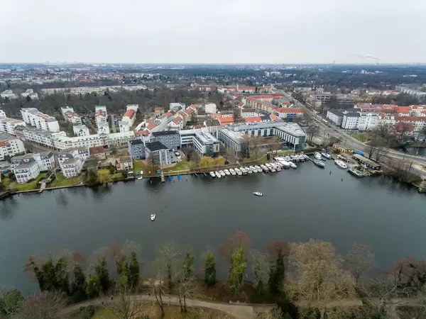 Dahme (Fluss) und Penta Hotel in Berlin Köpenick
