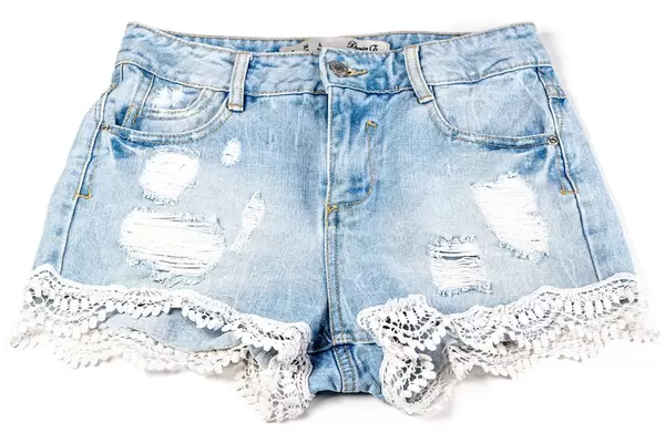 Damen-Jeansshorts in Used Look vor weißem Hintergrund