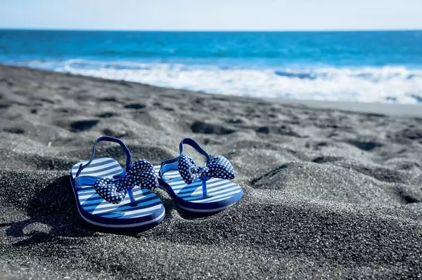 Damen-Strandsandalen auf dem Sand