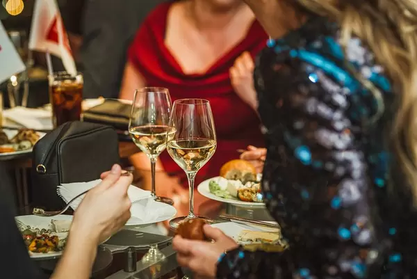 Damen trinken weißen Wein bei gutem Essen