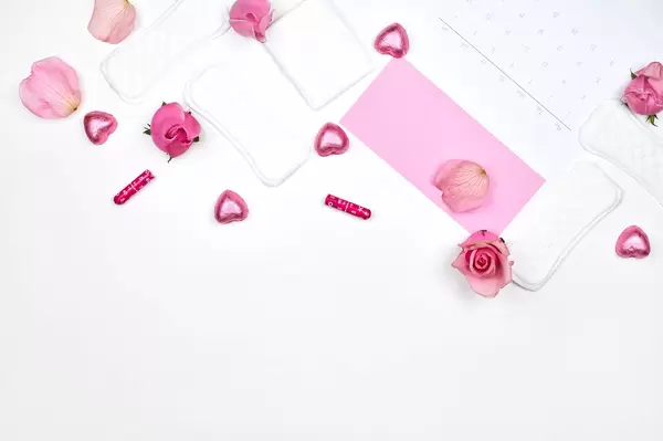 Damenhygieneartikel: Slipeinlagen, Binden, Tampons und ein Zykluskalender mit Platz für Text