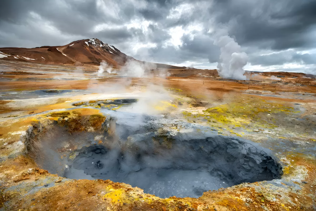Dampfende Geothermallandschaft in Island