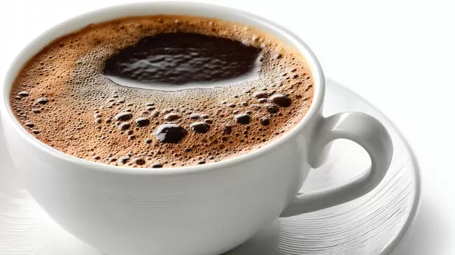 Dampfender Kaffee in weißer Tasse