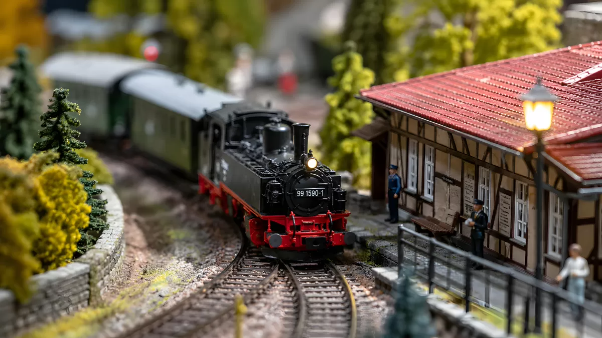 Dampflokomotive 99 1590-1 an einem Miniatur-Bahnhof